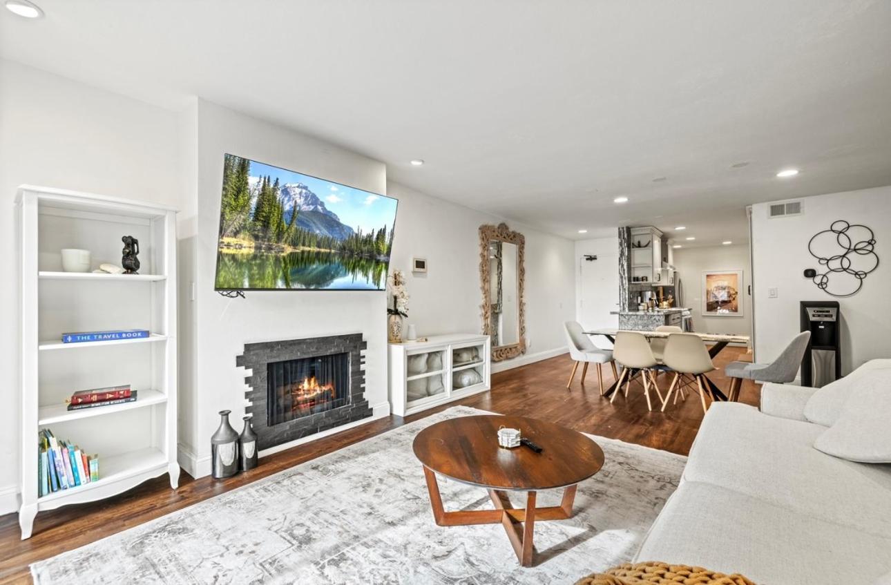 Elegant Hollywood Retreat - Spacious 2Br 2Ba Condo With Resort-Style Amenities Los Angeles Exteriér fotografie